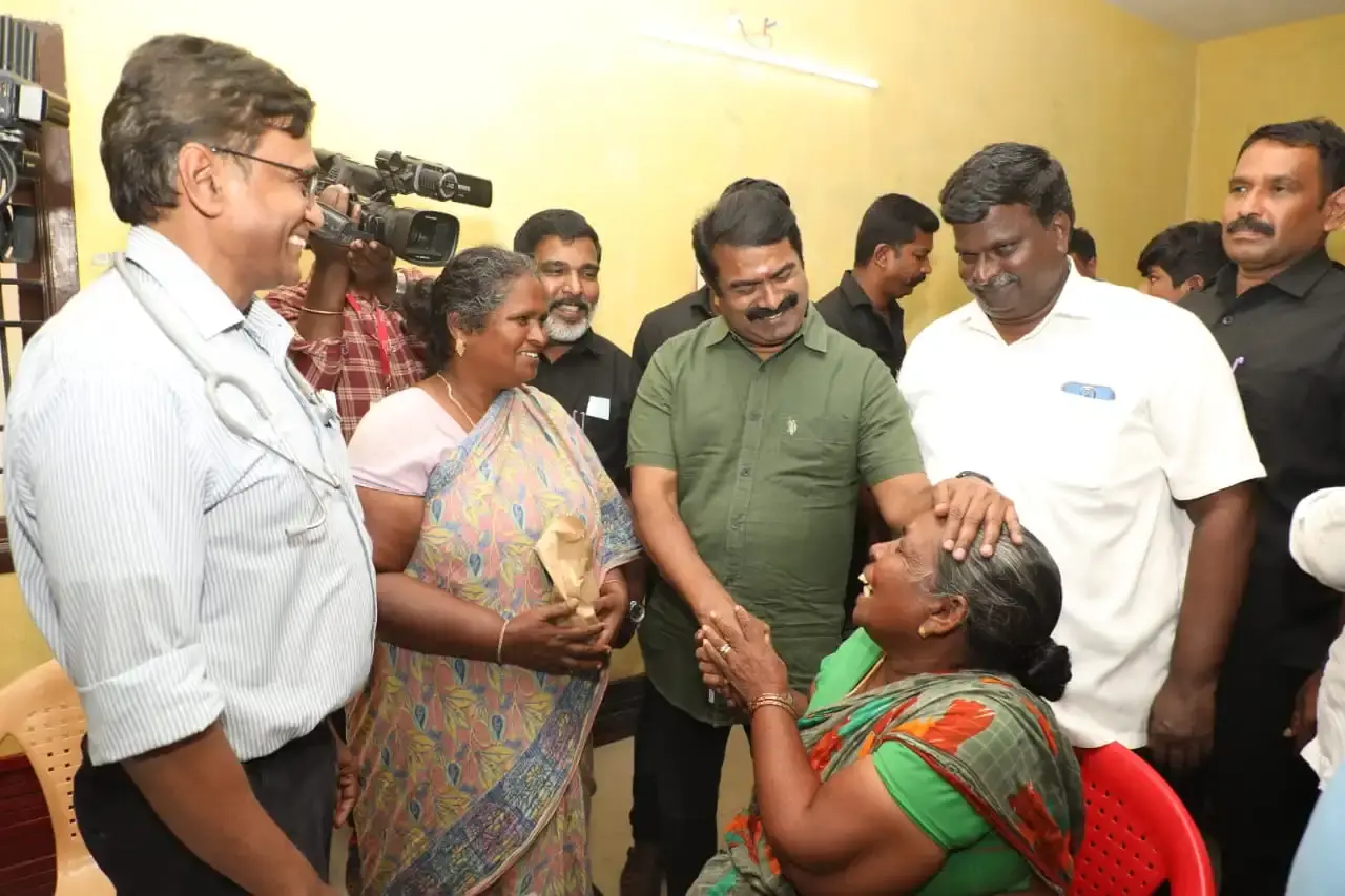 மிக்ஜாம் புயல் துயர்துடைப்புப் பணி: எண்ணூரில் பாதிக்கப்பட்ட மக்களுக்கு சீமான் உதவிப்பொருட்கள் வழங்கினார்!